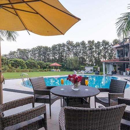 Stayvista At The Banyan Abode With Pool Table, Pet Friendly & Outdoor Pool Manesar Buitenkant foto