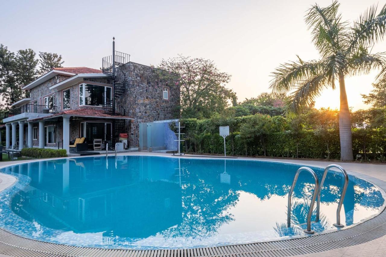 Stayvista At The Banyan Abode With Pool Table, Pet Friendly & Outdoor Pool Manesar Buitenkant foto