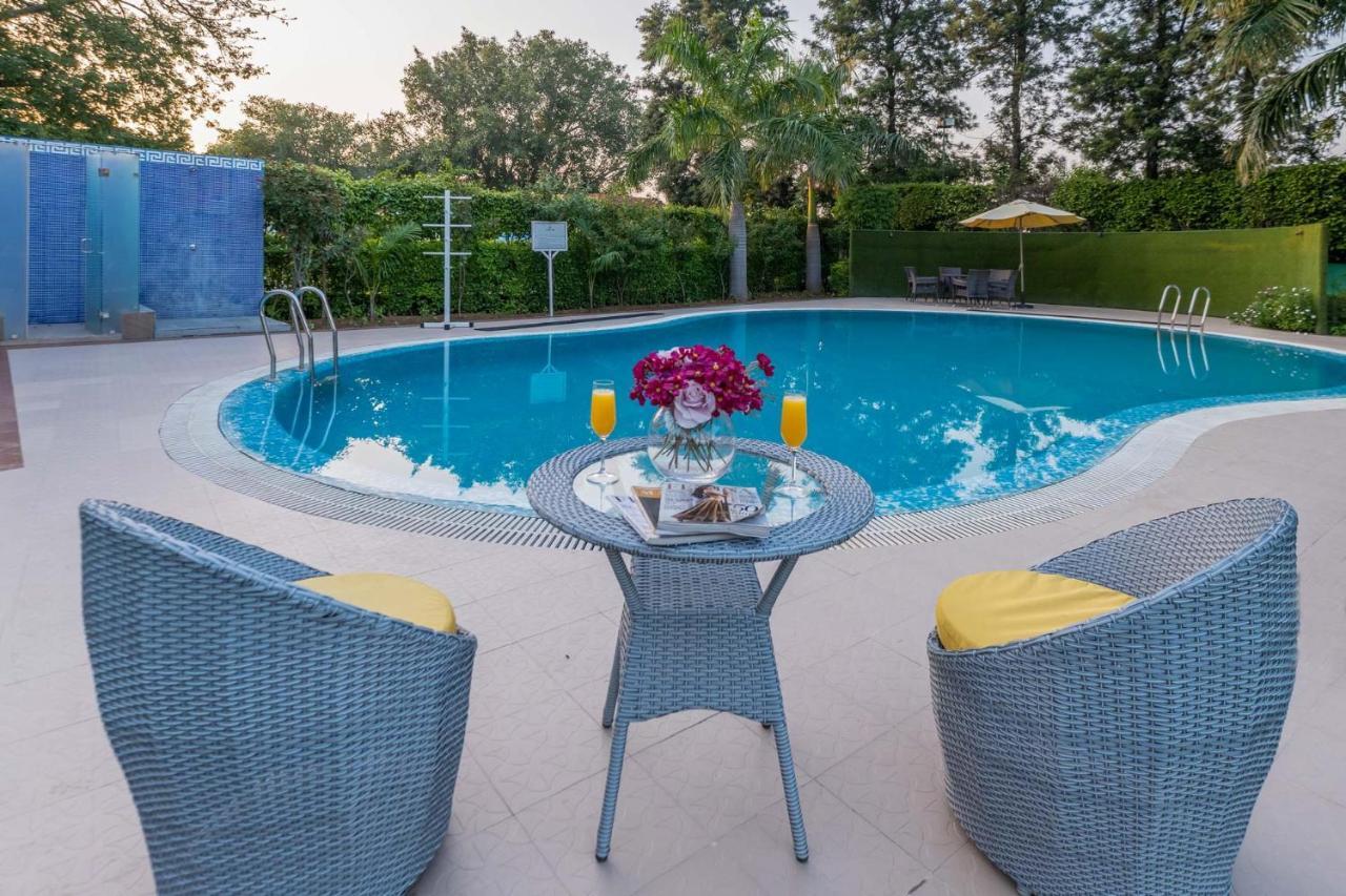 Stayvista At The Banyan Abode With Pool Table, Pet Friendly & Outdoor Pool Manesar Buitenkant foto
