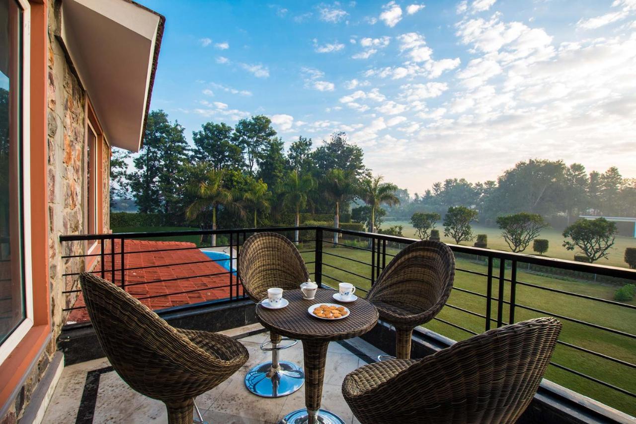 Stayvista At The Banyan Abode With Pool Table, Pet Friendly & Outdoor Pool Manesar Buitenkant foto