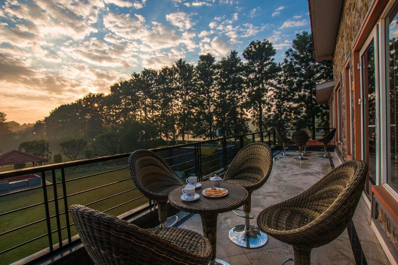 Stayvista At The Banyan Abode With Pool Table, Pet Friendly & Outdoor Pool Manesar Buitenkant foto