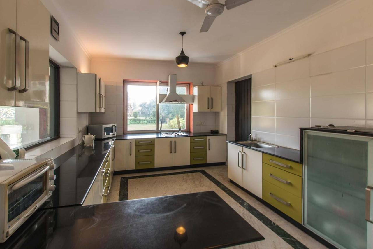 Stayvista At The Banyan Abode With Pool Table, Pet Friendly & Outdoor Pool Manesar Buitenkant foto