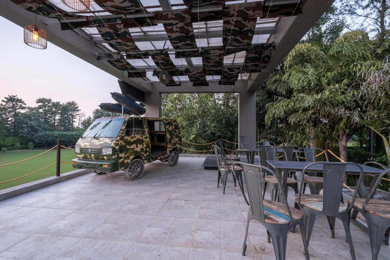 Stayvista At The Banyan Abode With Pool Table, Pet Friendly & Outdoor Pool Manesar Buitenkant foto